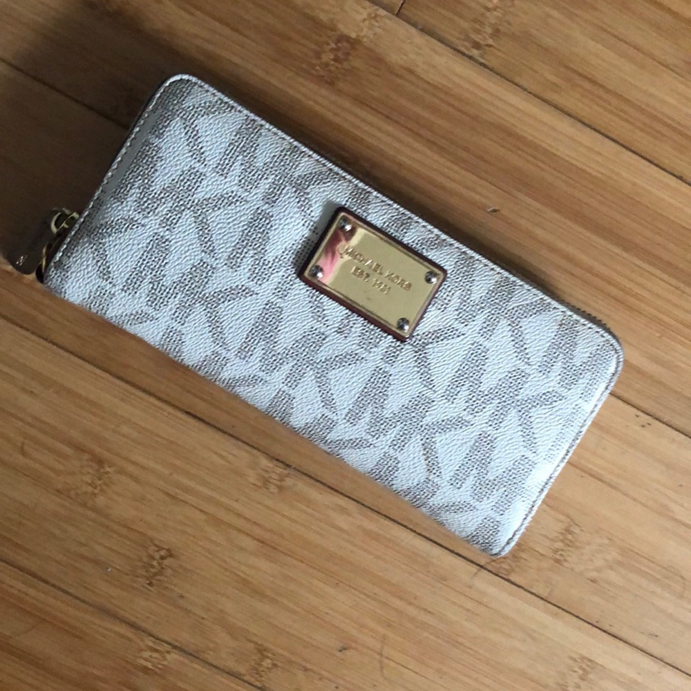 White Michael kors travel continental wallet